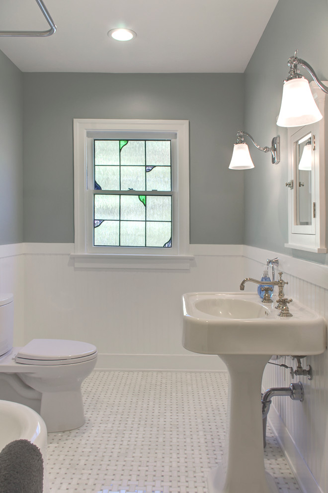 Esempio di una stanza da bagno padronale stile americano di medie dimensioni con lavabo a colonna, WC a due pezzi, piastrelle bianche, pareti grigie, pavimento in marmo, ante in stile shaker, ante bianche e piastrelle diamantate