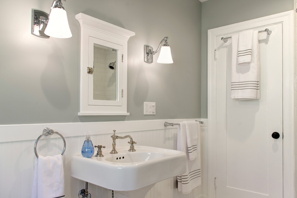 Inspiration för mellanstora amerikanska en-suite badrum, med ett piedestal handfat, en dusch/badkar-kombination, en toalettstol med separat cisternkåpa, vit kakel, grå väggar, marmorgolv, tunnelbanekakel, skåp i shakerstil och vita skåp