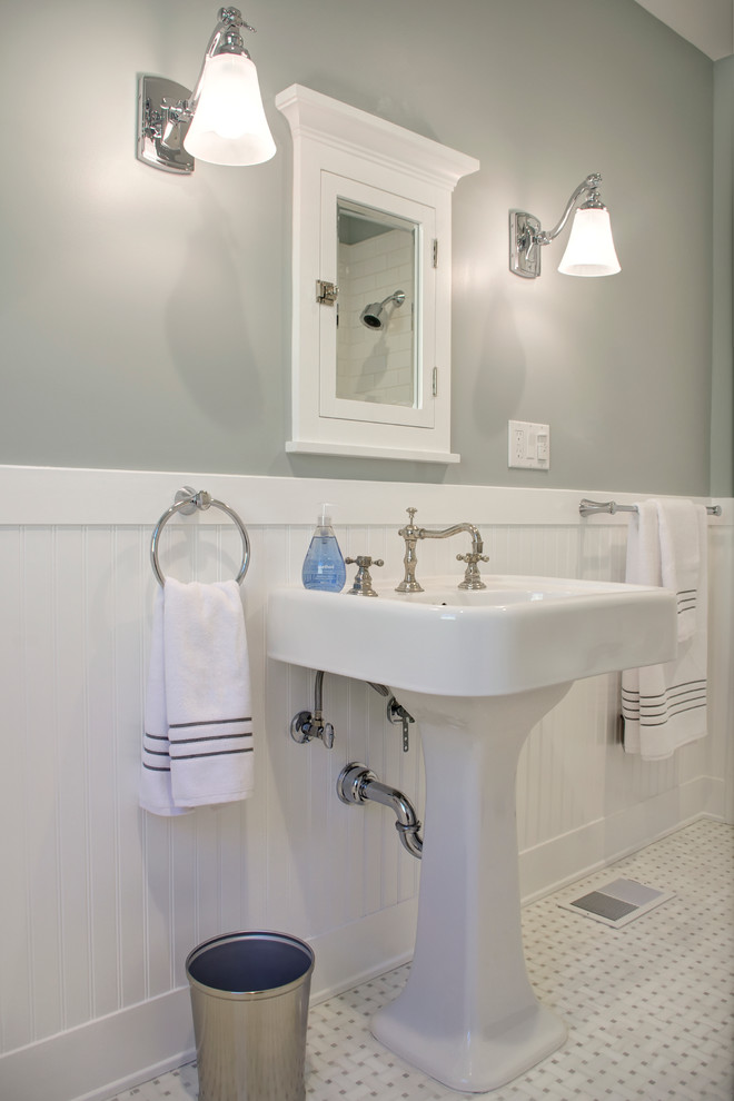 Idéer för mellanstora amerikanska en-suite badrum, med ett piedestal handfat, vit kakel, grå väggar, marmorgolv, skåp i shakerstil och vita skåp