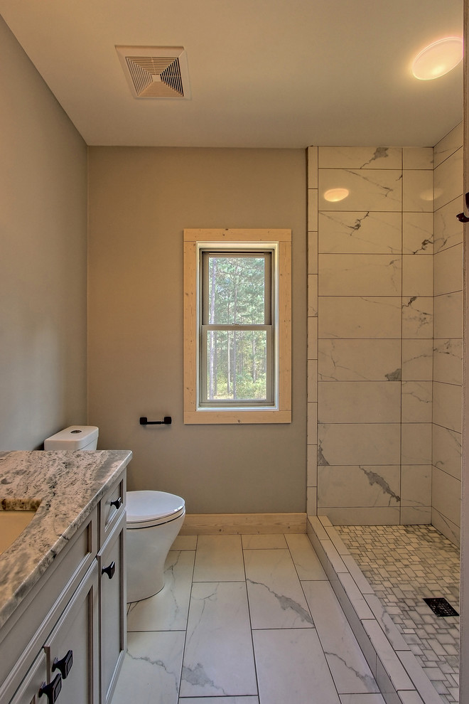Свежая идея для дизайна: ванная комната среднего размера в стиле кантри с фасадами с утопленной филенкой, серыми фасадами, душем в нише, унитазом-моноблоком, серой плиткой, керамической плиткой, серыми стенами, полом из керамической плитки, душевой кабиной, врезной раковиной, столешницей из гранита, серым полом, шторкой для ванной и серой столешницей - отличное фото интерьера