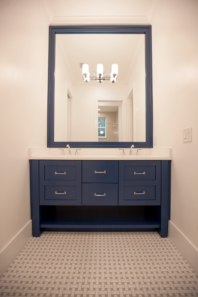 Esempio di una stanza da bagno stile americano con ante blu e pavimento in gres porcellanato