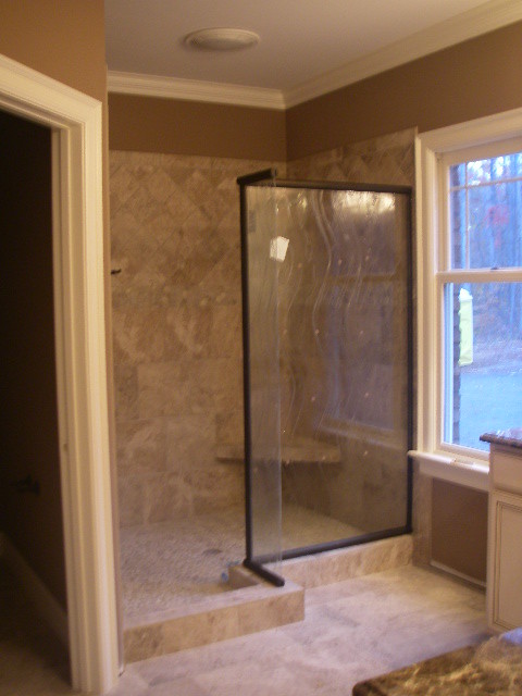 Foto de cuarto de baño de estilo americano con armarios con paneles con relieve, puertas de armario beige, suelo de linóleo y encimera de granito