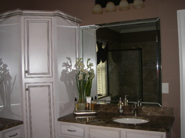 Uriges Badezimmer mit profilierten Schrankfronten, beigen Schränken, Linoleum und Granit-Waschbecken/Waschtisch in Sonstige