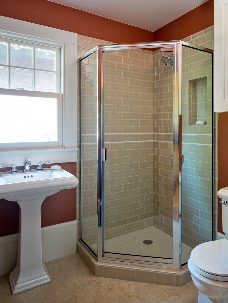 Idéer för att renovera ett litet amerikanskt badrum med dusch, med ett piedestal handfat, en hörndusch, beige kakel, keramikplattor, röda väggar, en toalettstol med separat cisternkåpa och linoleumgolv
