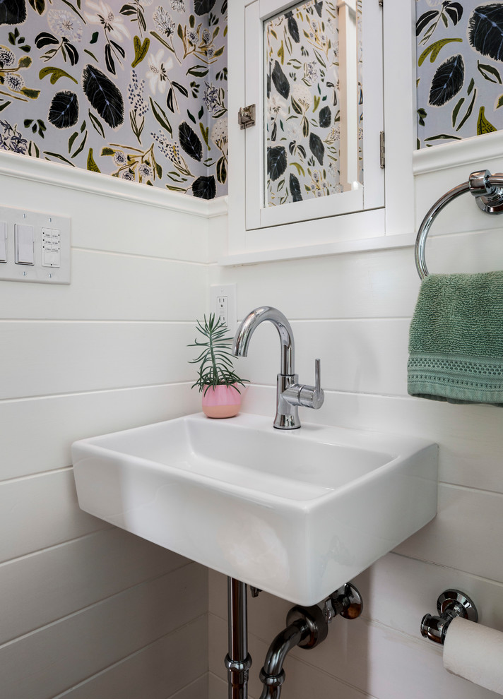Идея дизайна: маленькая ванная комната в стиле кантри с ванной на ножках, душем над ванной, раздельным унитазом, белой плиткой, керамической плиткой, белыми стенами, светлым паркетным полом, подвесной раковиной и шторкой для ванной для на участке и в саду