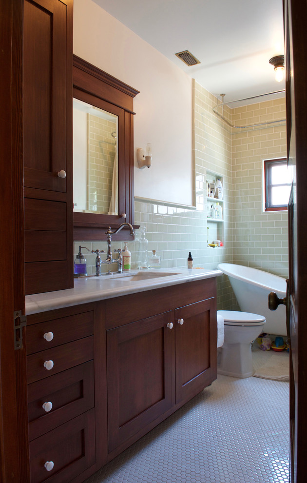 Exempel på ett mellanstort klassiskt badrum för barn, med skåp i shakerstil, skåp i mörkt trä, ett badkar med tassar, en dusch/badkar-kombination, beige kakel, tunnelbanekakel, beige väggar, klinkergolv i porslin, ett undermonterad handfat, en toalettstol med hel cisternkåpa, marmorbänkskiva, vitt golv och dusch med duschdraperi