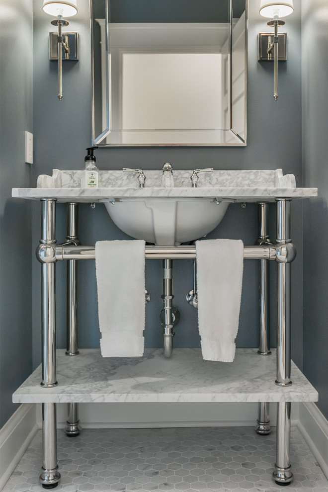 Inspiration pour une petite salle de bain craftsman avec des carreaux de céramique, un sol en marbre, un lavabo encastré, un plan de toilette en marbre, un plan de toilette blanc, meuble simple vasque et meuble-lavabo sur pied.