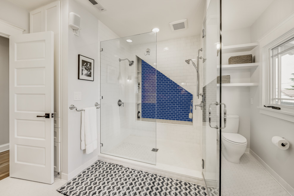 На фото: большая главная ванная комната в стиле кантри с фасадами в стиле шейкер, темными деревянными фасадами, ванной на ножках, двойным душем, раздельным унитазом, синей плиткой, белыми стенами, полом из керамической плитки, врезной раковиной, столешницей из искусственного кварца, белым полом, душем с распашными дверями, белой столешницей, тумбой под две раковины и встроенной тумбой