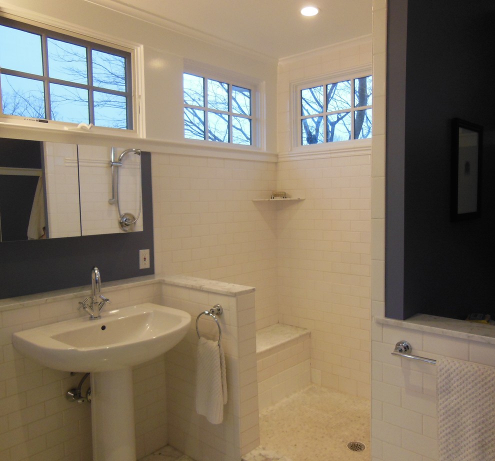 Источник вдохновения для домашнего уюта: большая главная ванная комната в стиле неоклассика (современная классика) с угловым душем, белой плиткой, плиткой кабанчик, синими стенами, мраморным полом, раковиной с пьедесталом, серым полом и открытым душем