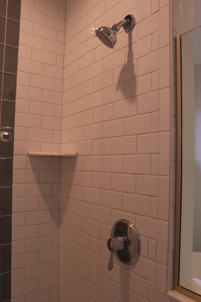 Стильный дизайн: большая главная ванная комната в стиле кантри с фасадами в стиле шейкер, белыми фасадами, отдельно стоящей ванной, угловым душем, серой плиткой, белой плиткой, плиткой кабанчик, серыми стенами, мраморным полом, врезной раковиной, мраморной столешницей, белым полом и душем с распашными дверями - последний тренд