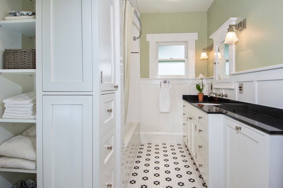 Foto på ett amerikanskt svart badrum, med skåp i shakerstil, vita skåp, ett badkar i en alkov, en dusch/badkar-kombination, svart och vit kakel, keramikplattor, mosaikgolv, ett undermonterad handfat, granitbänkskiva, vitt golv och dusch med duschdraperi