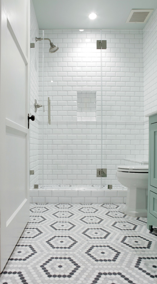 Idéer för att renovera ett litet amerikanskt badrum, med skåp i shakerstil, en dusch i en alkov, vit kakel, keramikplattor, mosaikgolv, grått golv och gröna skåp