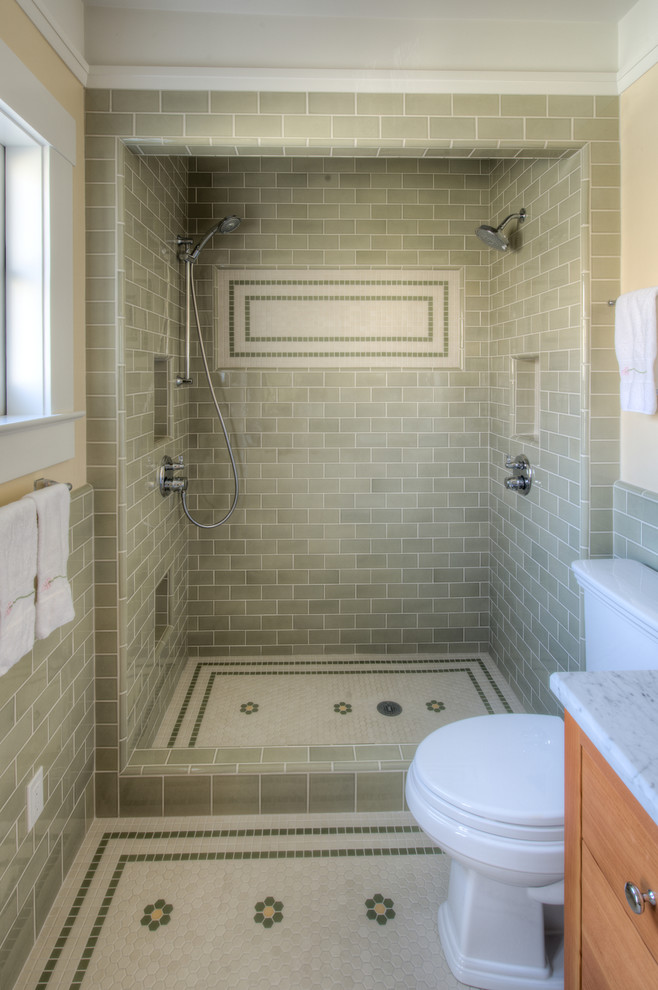 Идея дизайна: ванная комната в стиле кантри с керамической плиткой и зеленым полом