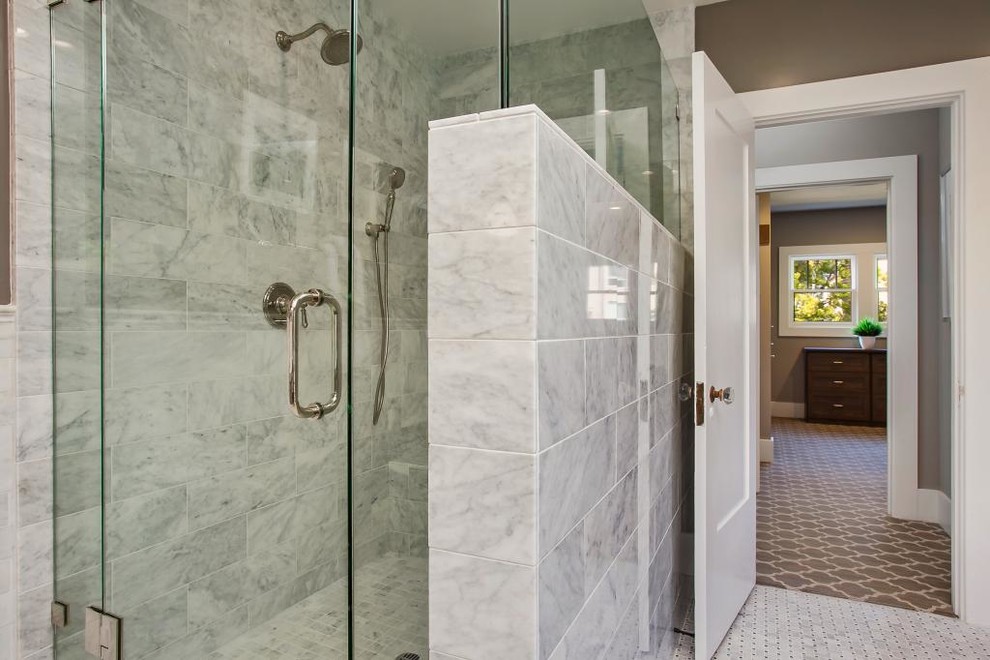 Exempel på ett mellanstort amerikanskt en-suite badrum, med skåp i shakerstil, grå skåp, ett badkar med tassar, en toalettstol med separat cisternkåpa, grå kakel, stenkakel, bruna väggar, mosaikgolv, ett undermonterad handfat och bänkskiva i kalksten