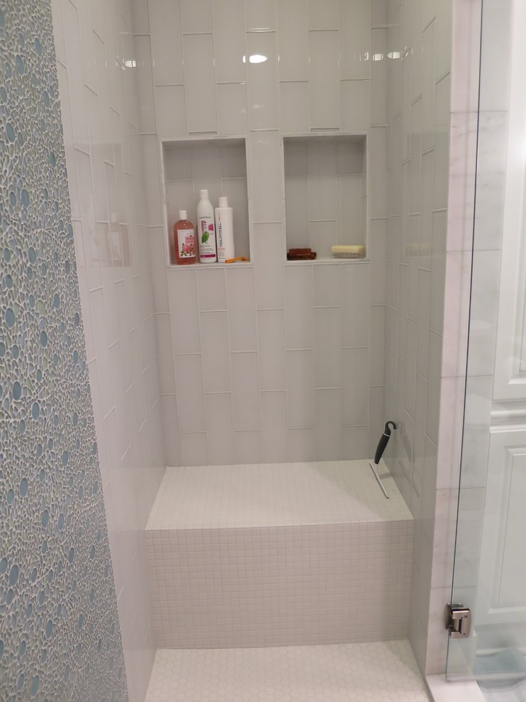 Inspiration för mellanstora klassiska badrum, med ett fristående handfat, vita skåp, bänkskiva i akrylsten, en kantlös dusch, glaskakel, grå väggar och marmorgolv