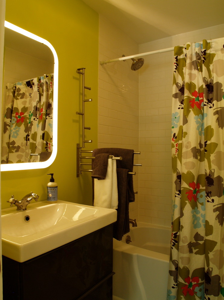 Idéer för att renovera ett litet funkis badrum för barn, med möbel-liknande, grå skåp, ett badkar i en alkov, en dusch/badkar-kombination, en toalettstol med separat cisternkåpa, vit kakel, keramikplattor, gula väggar, klinkergolv i porslin och ett avlångt handfat