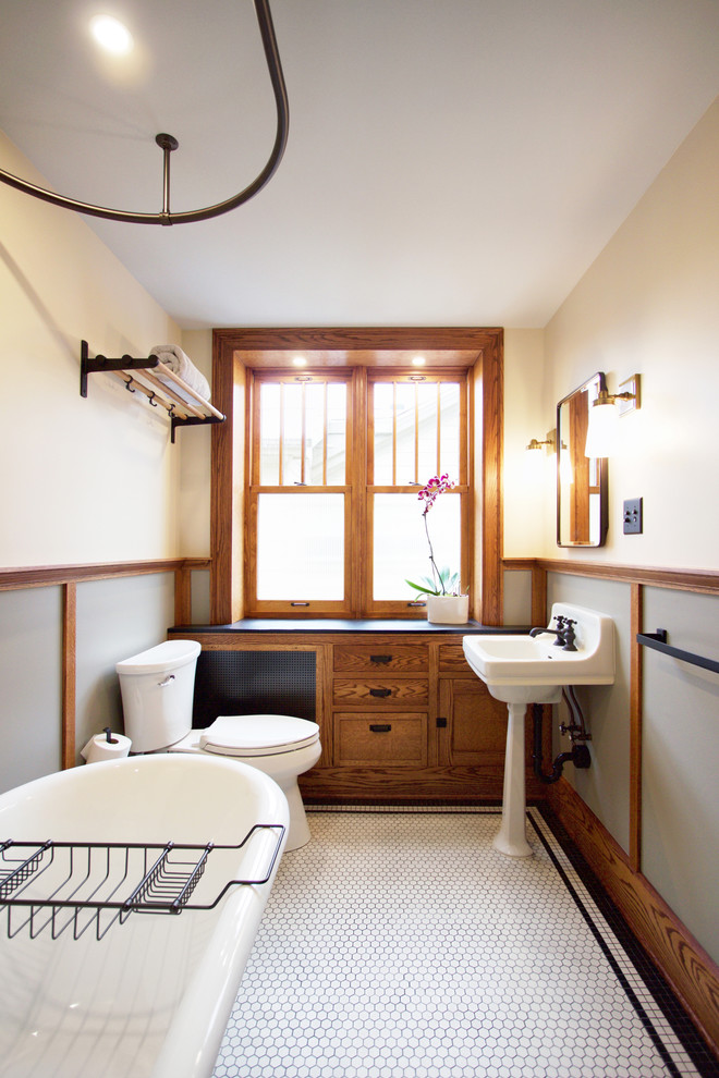 Exempel på ett amerikanskt badrum med dusch, med skåp i shakerstil, skåp i mellenmörkt trä, ett badkar med tassar, en dusch/badkar-kombination, en toalettstol med separat cisternkåpa, mosaikgolv, vitt golv, dusch med duschdraperi, beige väggar och ett väggmonterat handfat