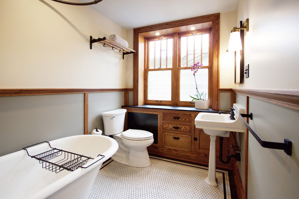 Cette image montre une salle de bain craftsman en bois brun avec un placard à porte shaker, une baignoire sur pieds, un combiné douche/baignoire, WC séparés, un sol en carrelage de terre cuite, un lavabo de ferme, un sol blanc et une cabine de douche avec un rideau.