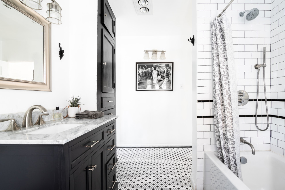 На фото: главная ванная комната среднего размера в стиле кантри с фасадами в стиле шейкер, черными фасадами, ванной в нише, душем над ванной, черно-белой плиткой, плиткой кабанчик, белыми стенами, полом из мозаичной плитки, врезной раковиной, мраморной столешницей, черным полом, серой столешницей, тумбой под одну раковину и напольной тумбой с