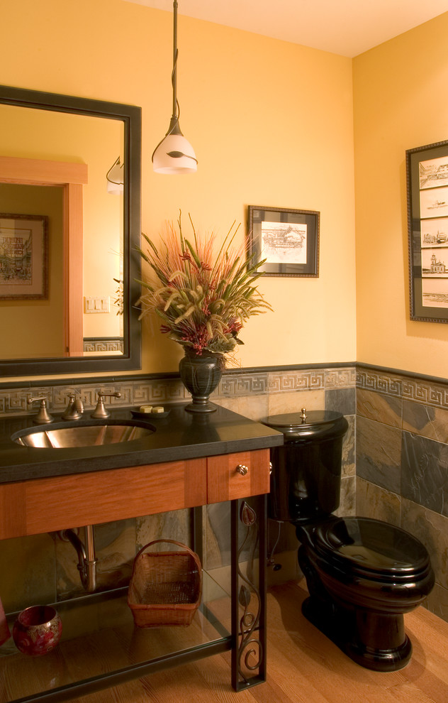 Foto på ett litet funkis badrum med dusch, med ett konsol handfat, granitbänkskiva, flerfärgad kakel, stenkakel, gula väggar och ljust trägolv