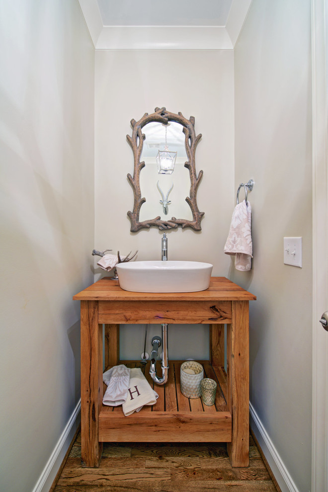 Foto på ett amerikanskt badrum, med öppna hyllor, skåp i mellenmörkt trä och träbänkskiva