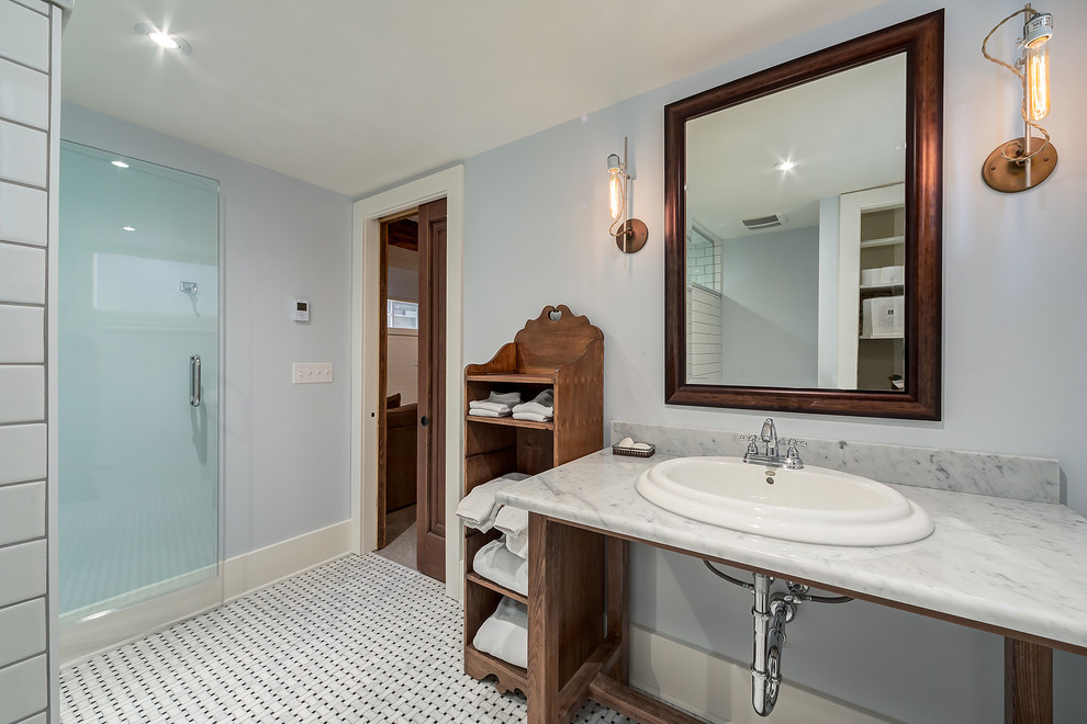 Imagen de cuarto de baño tradicional renovado con puertas de armario de madera en tonos medios, ducha empotrada, baldosas y/o azulejos blancos, paredes azules, suelo con mosaicos de baldosas, aseo y ducha, lavabo encastrado y encimera de mármol