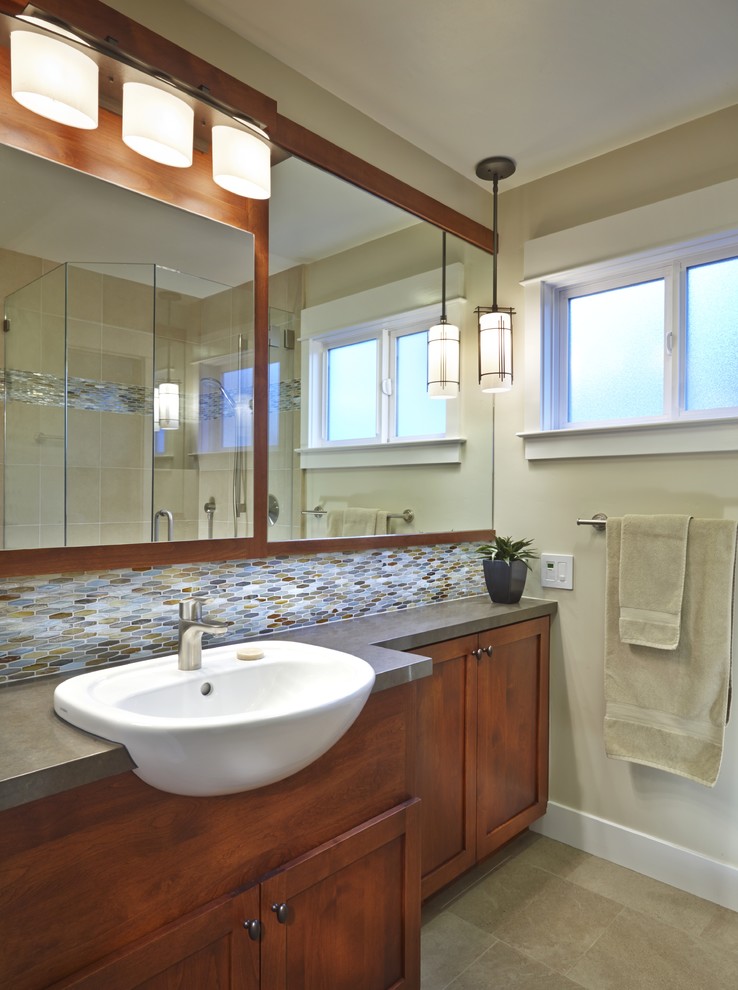 Immagine di una piccola stanza da bagno padronale american style con ante in stile shaker, ante in legno bruno, top in quarzo composito, piastrelle multicolore, pareti beige e pavimento in gres porcellanato