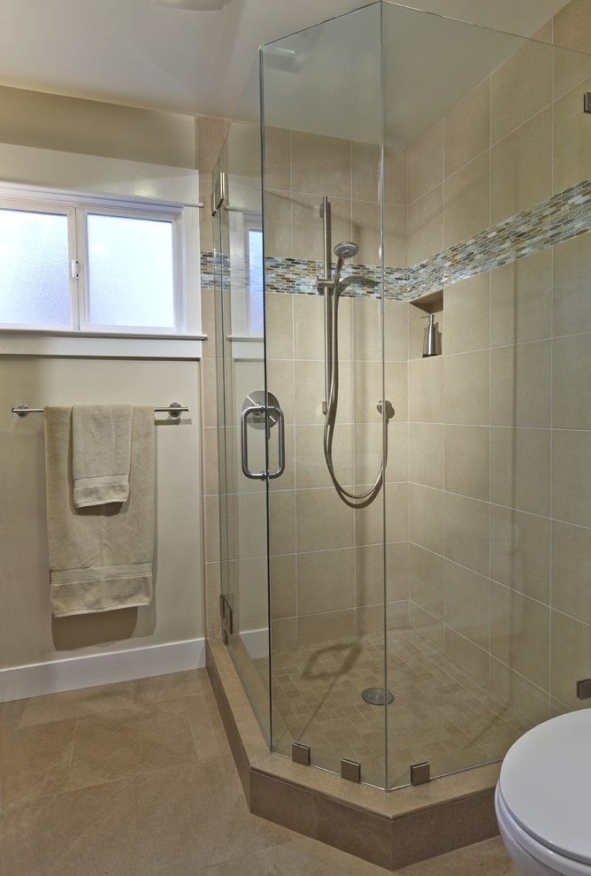 Idee per una piccola stanza da bagno padronale stile americano con doccia ad angolo, WC monopezzo, piastrelle beige, piastrelle in gres porcellanato, pareti beige e pavimento in gres porcellanato