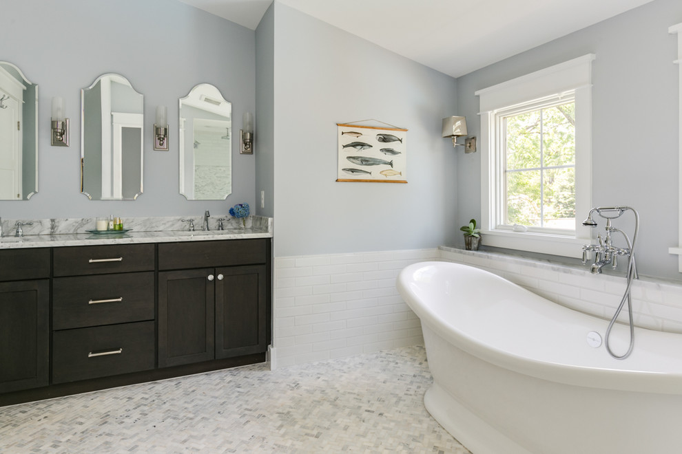 Imagen de cuarto de baño principal tradicional renovado con lavabo bajoencimera, armarios con paneles empotrados, puertas de armario negras, bañera con patas y paredes grises