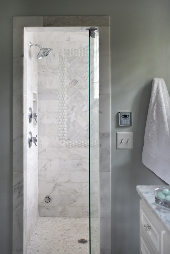Esempio di una sauna classica di medie dimensioni con lavabo sottopiano, ante in stile shaker, ante bianche, top in marmo, WC a due pezzi, piastrelle bianche, pareti blu e pavimento in marmo