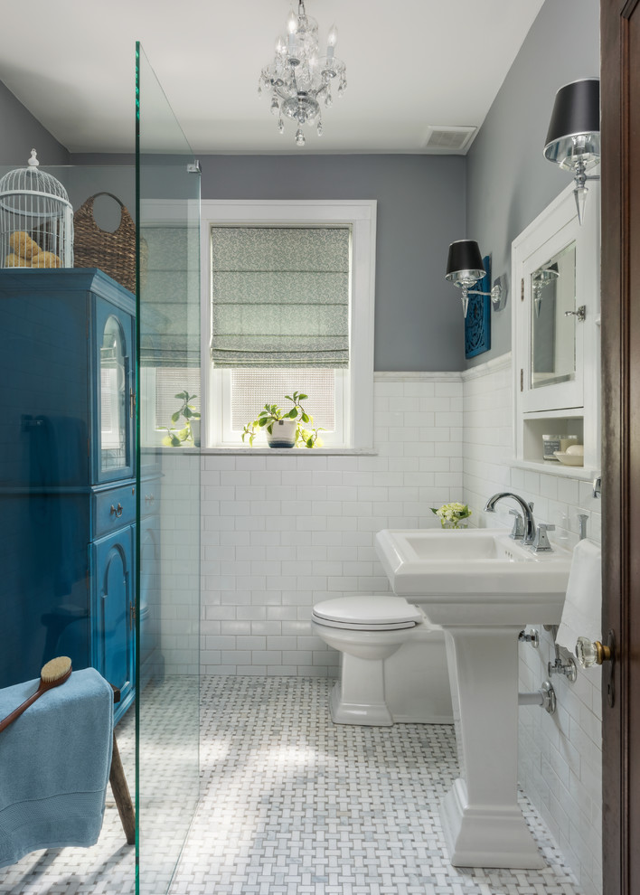 Idéer för att renovera ett mellanstort amerikanskt badrum, med vita skåp, en kantlös dusch, en toalettstol med separat cisternkåpa, vit kakel, keramikplattor, grå väggar, marmorgolv, ett piedestal handfat, grått golv och med dusch som är öppen
