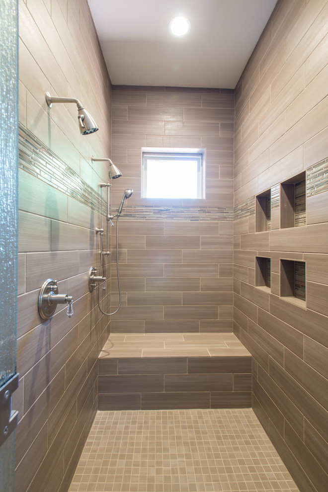 Idee per una grande stanza da bagno padronale stile americano con piastrelle marroni, piastrelle in ceramica, pavimento con piastrelle in ceramica e doccia doppia