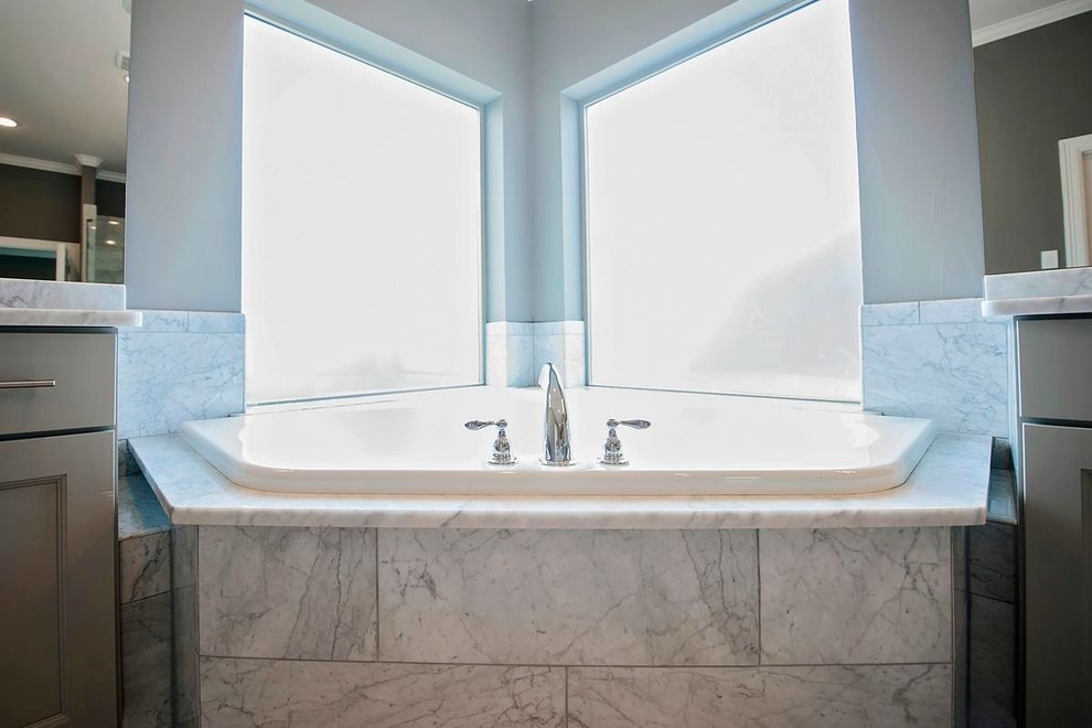 На фото: большая главная ванная комната в стиле кантри с фасадами в стиле шейкер, серыми фасадами, угловой ванной, душем в нише, унитазом-моноблоком, серой плиткой, керамической плиткой, серыми стенами, полом из керамической плитки, накладной раковиной и мраморной столешницей