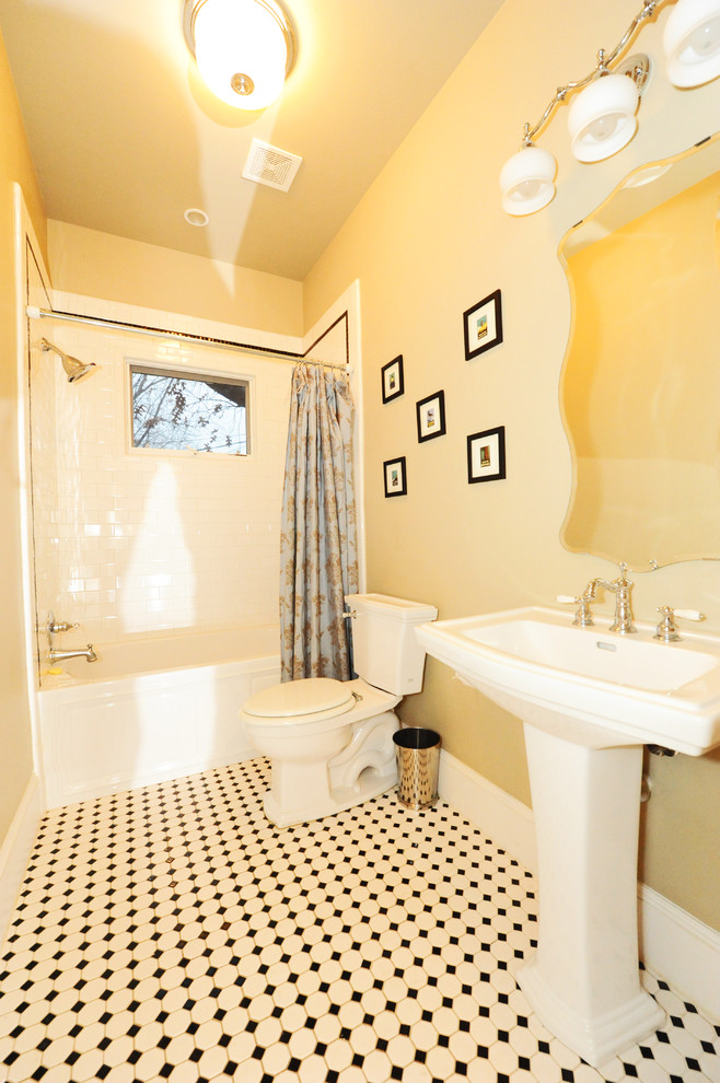 Bild på ett amerikanskt badrum, med ett piedestal handfat och flerfärgat golv