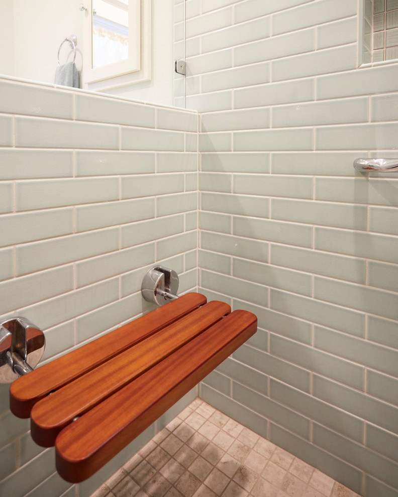 На фото: ванная комната среднего размера в стиле кантри с бежевыми фасадами, угловым душем, унитазом-моноблоком, синей плиткой, керамической плиткой, синими стенами, монолитной раковиной и душевой кабиной