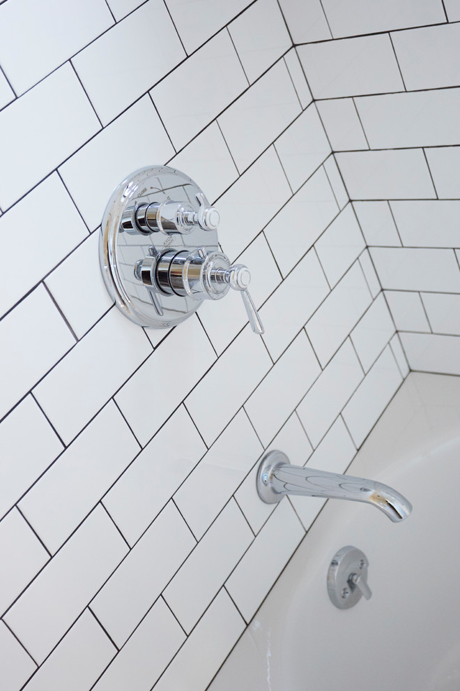 Esempio di una stanza da bagno con doccia american style di medie dimensioni con ante bianche, vasca ad angolo, piastrelle bianche, pareti bianche e lavabo integrato