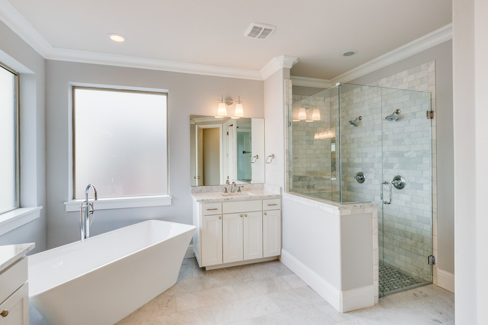 Idéer för ett stort klassiskt en-suite badrum, med skåp i shakerstil, vita skåp, ett fristående badkar, en dubbeldusch, en toalettstol med hel cisternkåpa, grå kakel, keramikplattor, grå väggar, marmorgolv, ett nedsänkt handfat och marmorbänkskiva