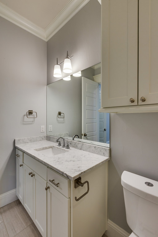Inspiration för ett mellanstort amerikanskt badrum med dusch, med skåp i shakerstil, vita skåp, ett platsbyggt badkar, en dusch/badkar-kombination, en toalettstol med hel cisternkåpa, beige kakel, keramikplattor, grå väggar, klinkergolv i keramik, ett nedsänkt handfat och marmorbänkskiva