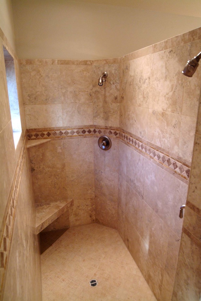 Inspiration för ett amerikanskt badrum, med en öppen dusch, keramikplattor och klinkergolv i keramik