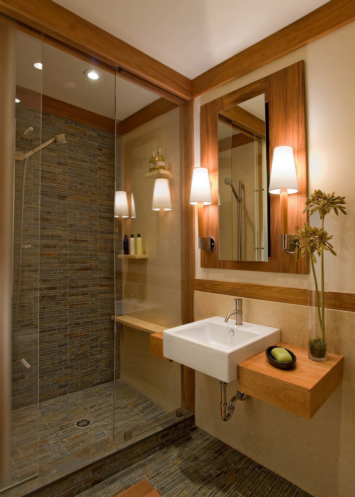 Réalisation d'une salle de bain craftsman avec des carreaux de céramique, une douche ouverte, un plan de toilette en bois et aucune cabine.