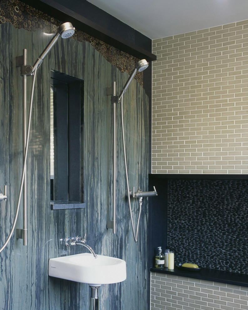 Amerikansk inredning av ett badrum, med keramikplattor och en öppen dusch