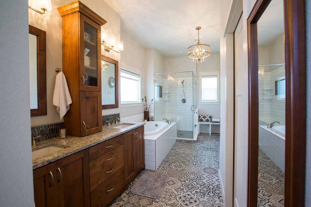 Exemple d'une grande salle de bain principale craftsman en bois brun avec un placard avec porte à panneau encastré, une baignoire posée, une douche d'angle, un carrelage marron, des carreaux de porcelaine, un mur blanc, un sol en carrelage de céramique, un lavabo encastré, un plan de toilette en granite, un sol multicolore, une cabine de douche à porte battante et un plan de toilette multicolore.