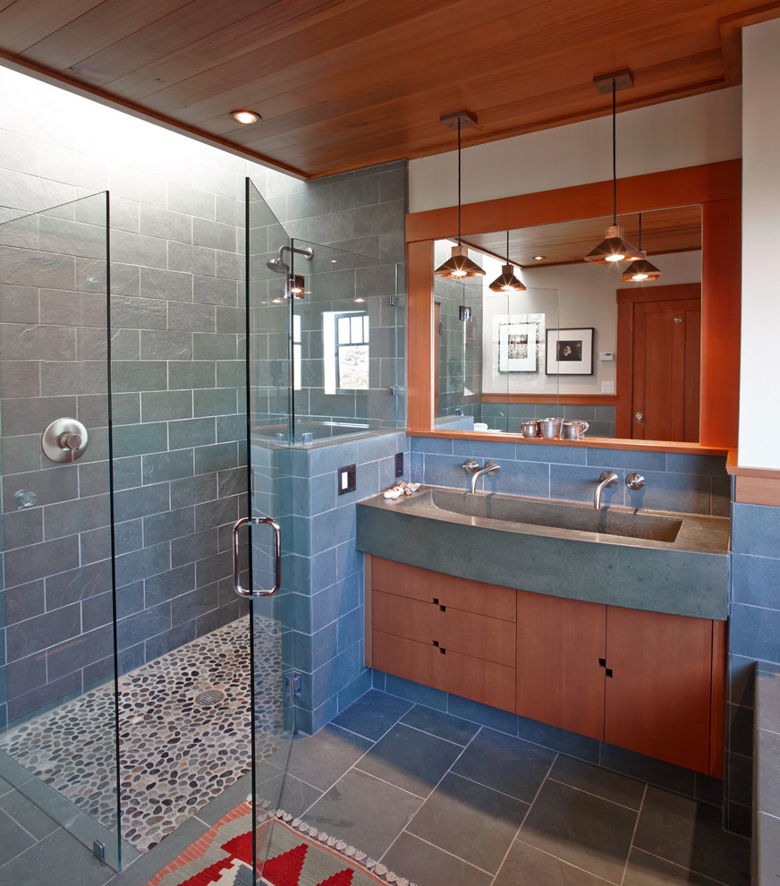 Idéer för ett mellanstort amerikanskt en-suite badrum, med ett avlångt handfat, skåp i mellenmörkt trä, en kantlös dusch, blå kakel, stenkakel, beige väggar, skiffergolv och släta luckor