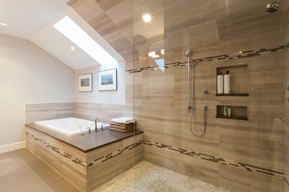 Example of an arts and crafts bathroom design in Vancouver