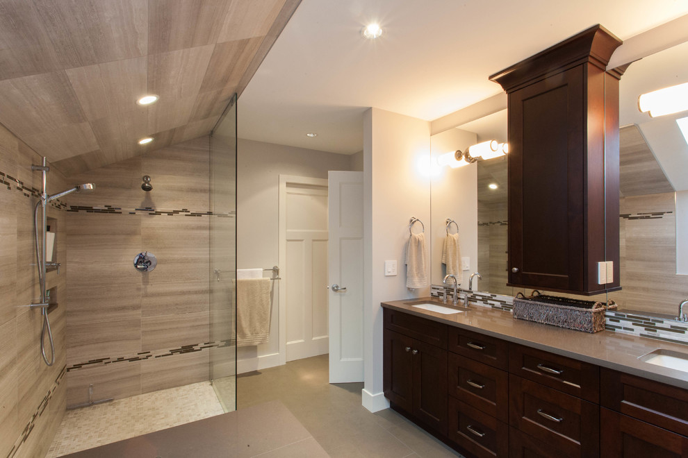 Свежая идея для дизайна: ванная комната в стиле неоклассика (современная классика) с темными деревянными фасадами, открытым душем и открытым душем - отличное фото интерьера