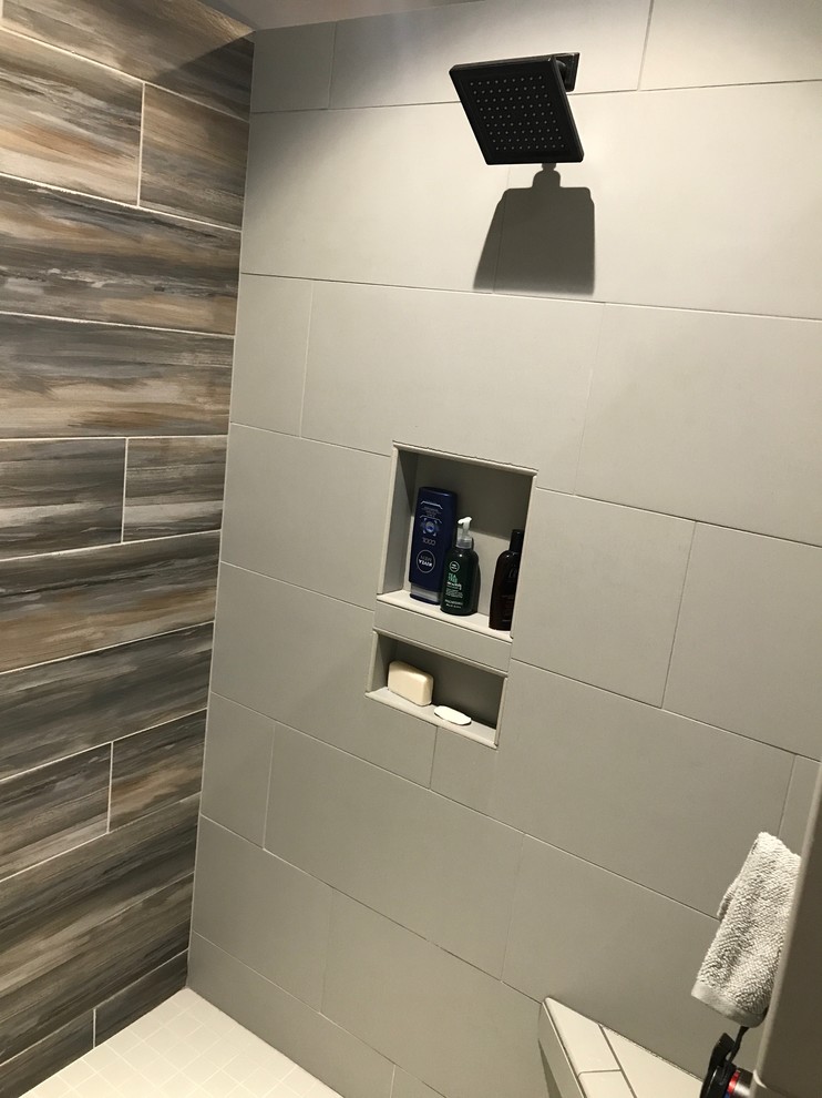Exempel på ett mellanstort klassiskt en-suite badrum, med skåp i shakerstil, grå skåp, en dusch i en alkov, grå väggar, ett undermonterad handfat, bänkskiva i onyx, dusch med skjutdörr, en toalettstol med hel cisternkåpa, porslinskakel och klinkergolv i porslin