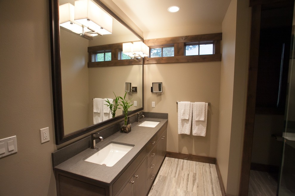 Idee per una stanza da bagno padronale stile americano con lavabo sottopiano, ante lisce, ante in legno bruno, top in superficie solida, pareti beige e pavimento in linoleum