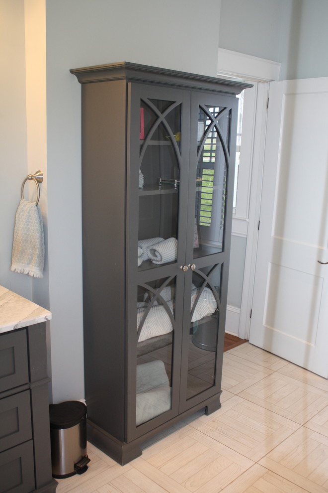 Источник вдохновения для домашнего уюта: ванная комната в стиле кантри с фасадами в стиле шейкер, серыми фасадами и столешницей из искусственного кварца