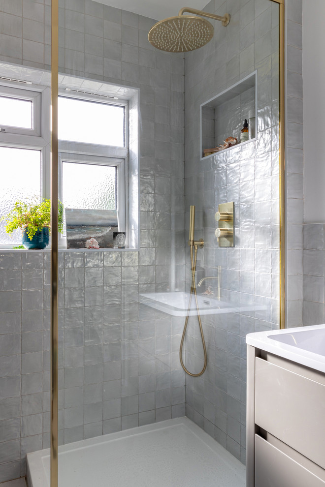 Modelo de cuarto de baño escandinavo pequeño con ducha abierta, baldosas y/o azulejos azules, aseo y ducha y ducha abierta