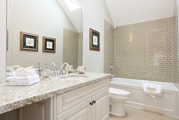 Klassisches Badezimmer mit beiger Wandfarbe und beigem Boden in Toronto